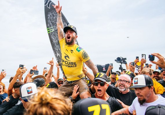 Filipe Toledo conquista título do Circuito Mundial de Surfe