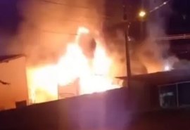 Incêndio de grandes proporções destrói veículos em garagem no interior de Alagoas