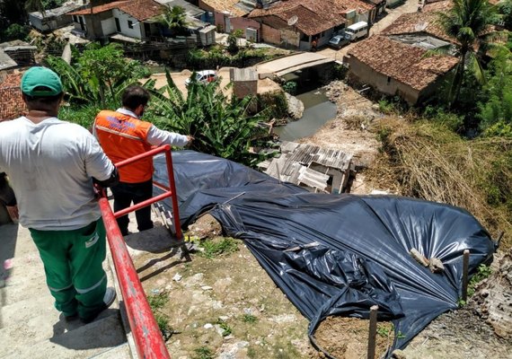 Defesa Civil implanta lonas em áreas de risco de deslizamento