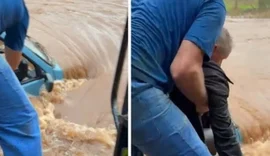 Idoso é resgatado de carro submerso durante temporal no Rio Grande do Sul
