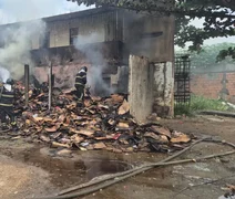 Incêndio atinge ponto de armazenamento de recicláveis em Maceió