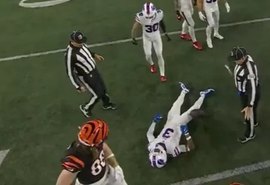 Jogador de futebol americano sofre parada cardíaca e é reanimado em campo; veja vídeo