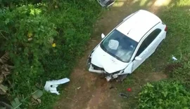 Enfermeiro é socorrido após carro despencar de ponte em Branquinha