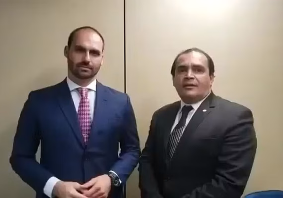 Relator de processo contra Eduardo é antigo aliado dos Bolsonaro e já se referiu ao deputado como 'amigo'; veja vídeo