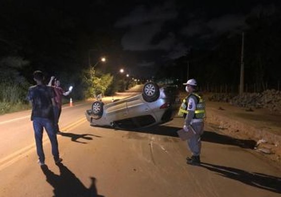 Motorista capota veículo durante perseguição em tentativa de assalto