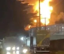 Defesa Civil interdita galpão após incêndio em fábrica de plástico em Maceió