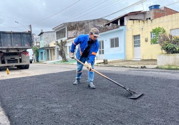 Operação Tapa-buraco recupera vias em Santa Lúcia e Jacintinho