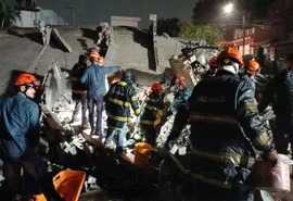 Desabamento de prédio sobre casa deixa duas mulheres mortas em SP