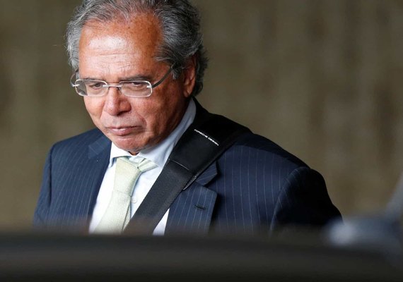 Guedes admite prorrogar auxílio emergencial por um ou dois meses