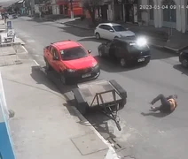 VÍDEO: Motorista de app é jogado para fora do carro em movimento durante assalto em Maceió