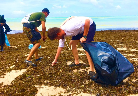 Mutirão retira lixo trazido pelo mar para praias de Porto de Pedras