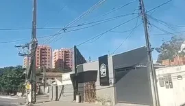 Queda de postes provoca lentidão e alerta motoristas em Mangabeiras