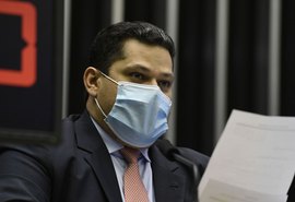 Presidente do Senado deseja melhoras a Bolsonaro e pede respeito à vida