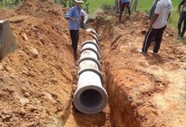 Prefeitura executa serviços de melhorias e instala novos bueiros em estrada da zona rural