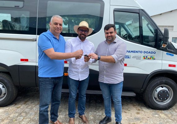 Gaspar entrega emendas de R$ 557 mil na forma de duas vans para duas cidades de AL