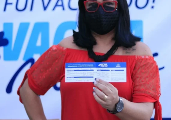 Faltando um mês do possível retorno das aulas, 96% dos profissionais já tomaram a 1ª dose