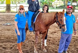 ﻿Como é a terapia com cavalos que ajuda crianças e adultos com autismo e deficiência