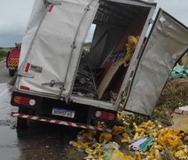 Caminhão que transportava cervejas tomba e motorista fica preso às ferragens