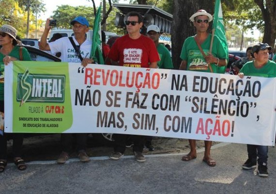 Sinteal realiza protesto e paralisação na rede municipal