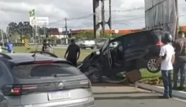 Carro fica destruído após colisão na Durval de Góes Monteiro