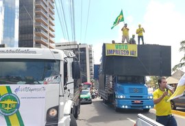Apoiadores de Bolsonaro fazem carreata na orla de Maceió