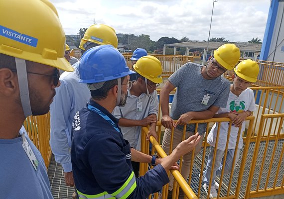 Alunos da UFAL conhecem instalações da Agreste Saneamento