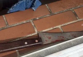 Homem esfaqueia mulher e filho de 14 anos dentro da própria casa