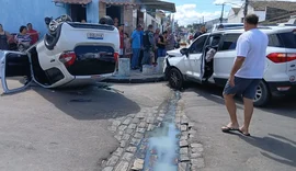Mulher fica ferida após colisão entre dois carros no bairro Brasília em Arapiraca