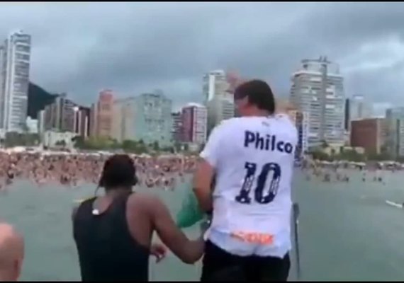 Bolsonaro promove aglomeração com apoiadores no litoral de São Paulo
