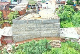 Muro irregular corre risco de desabar e 25 famílias precisam deixar suas casas