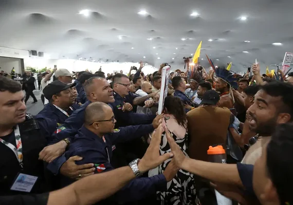 Manifestantes tentam invadir área da COP30 e causam fechamento temporário da Zona Azul