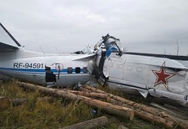 Avião cai e deixa pelo menos 16 mortos na Rússia