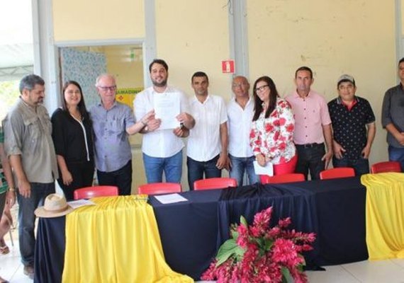 Prefeito assina ordem de serviço para reforma de seis escolas na zona rural