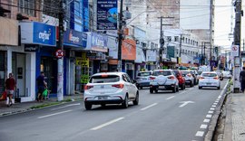 Rua do Sol, no Centro de Maceió, é bloqueada para organização de filas