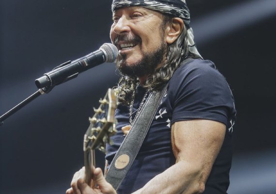 Bell Marques interrompe show em Palmeira dos Índios para ajudar ambulante idosa