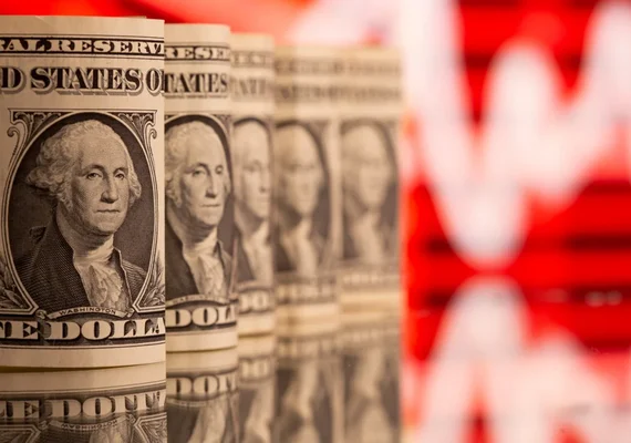 Falas de Guedes sobre mudanças no teto de gastos faz dólar disparar chegando a R$ 5,67