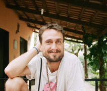 Ex-ator da Globo vive em ônibus adaptado após mudança radical em Goiás