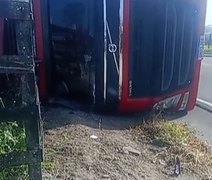 Caminhão com gado tomba em Olho d’Água Grande após evitar colisão
