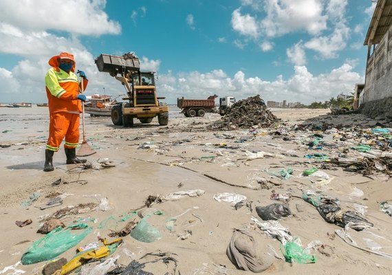 Prefeitura de Maceió amplia limpeza da orla antes e depois da virada