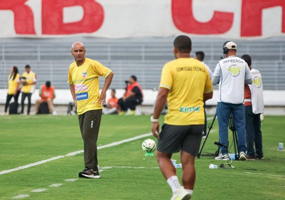 CSE troca comando técnico após derrota no Campeonato Alagoano; Leandro Campos assume equipe