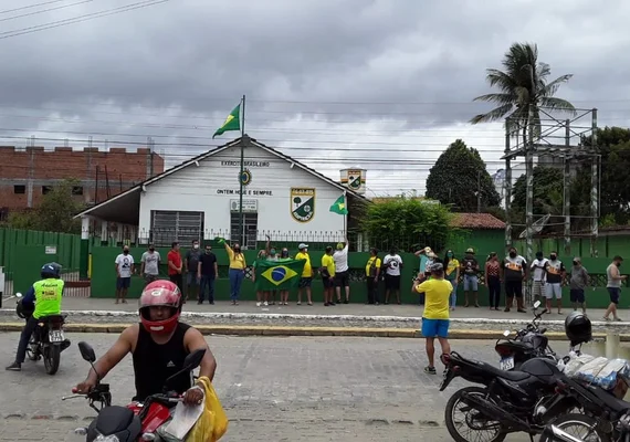 Manifestantes pró-Bolsonaro realizam carreata contra o STF em Arapiraca