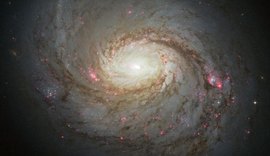 Astrônomos observam e medem tamanho da maior galáxia já conhecida