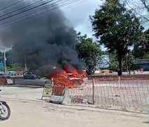 Carro pega fogo na Durval de Góes Monteiro e assusta moradores em Maceió