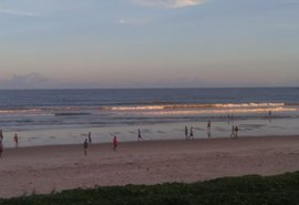 Força-tarefa de fiscalização orienta comerciantes e dispersa jogos de futebol na orla