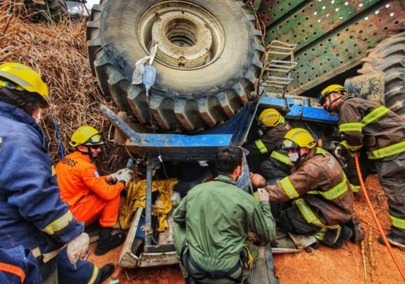 Trator tomba e vítima fica presa embaixo de 20 toneladas de ferro