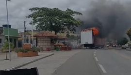 Carreta pega fogo e paralisa a BR-316 em Maribondo; saiba mais