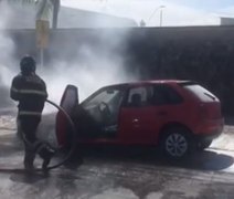 Homem corre até base dos bombeiros após seu veículo pegar fogo, em Maceió