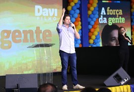 Davi Filho faz adesivaço e inicia a campanha