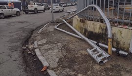 Rompimento de tubulação da BRK derruba poste e interdita via em Maceió