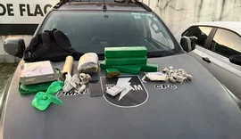 Suspeito de tráfico é preso com drogas e balanças de precisão em Maceió